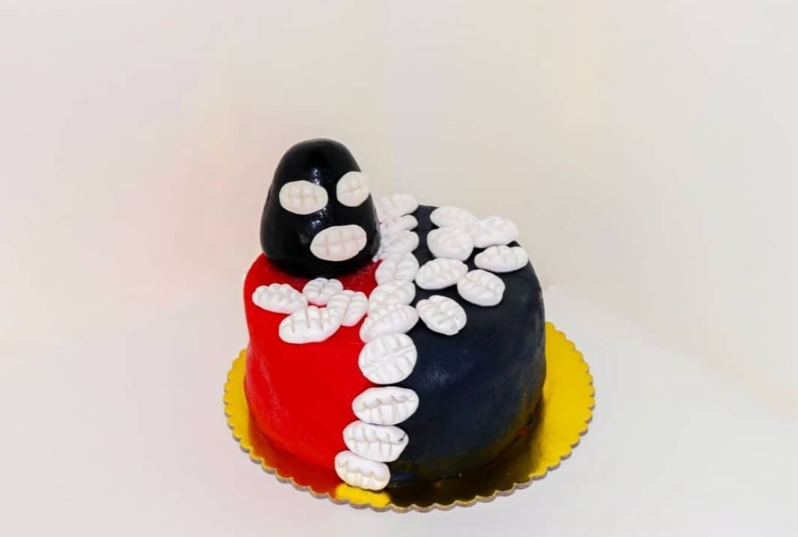 Torta personalizada de diseño temático en rojo y negro